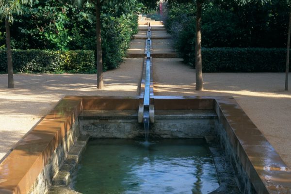 Cloître des micocouliers
Jardin de la Noria, près d’Uzès 30 France 
Paysagistes: Ossart-Maurières Banc: Pierre Baey