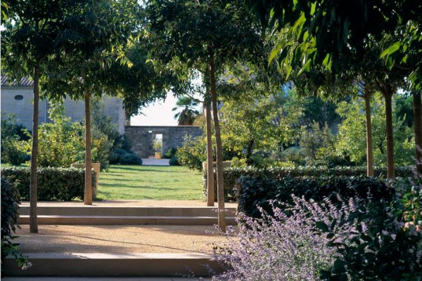 Cloître des micocouliers
Jardin de la Noria, près d’Uzès 30 France 
Paysagistes: Ossart - Maurières