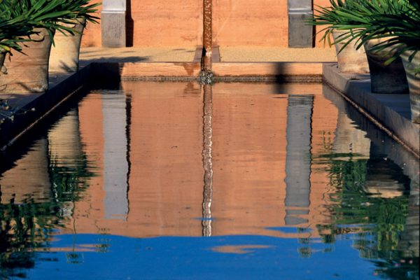 Jardin des grenadiers 
Jardin de la Noria, près d’Uzès 30 France 
Paysagistes: Ossart - Maurières  
Sculpture: Pierre Baey